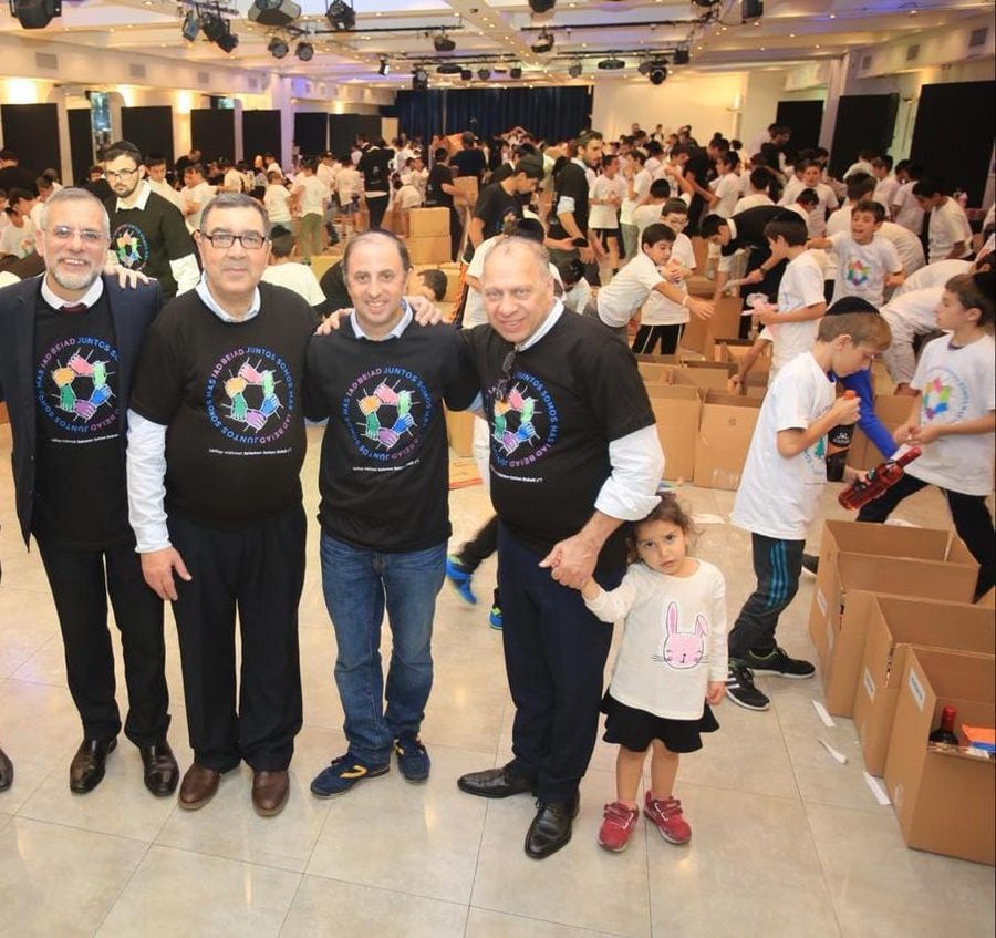 Voluntarios durante una jornada de armado comunitario.