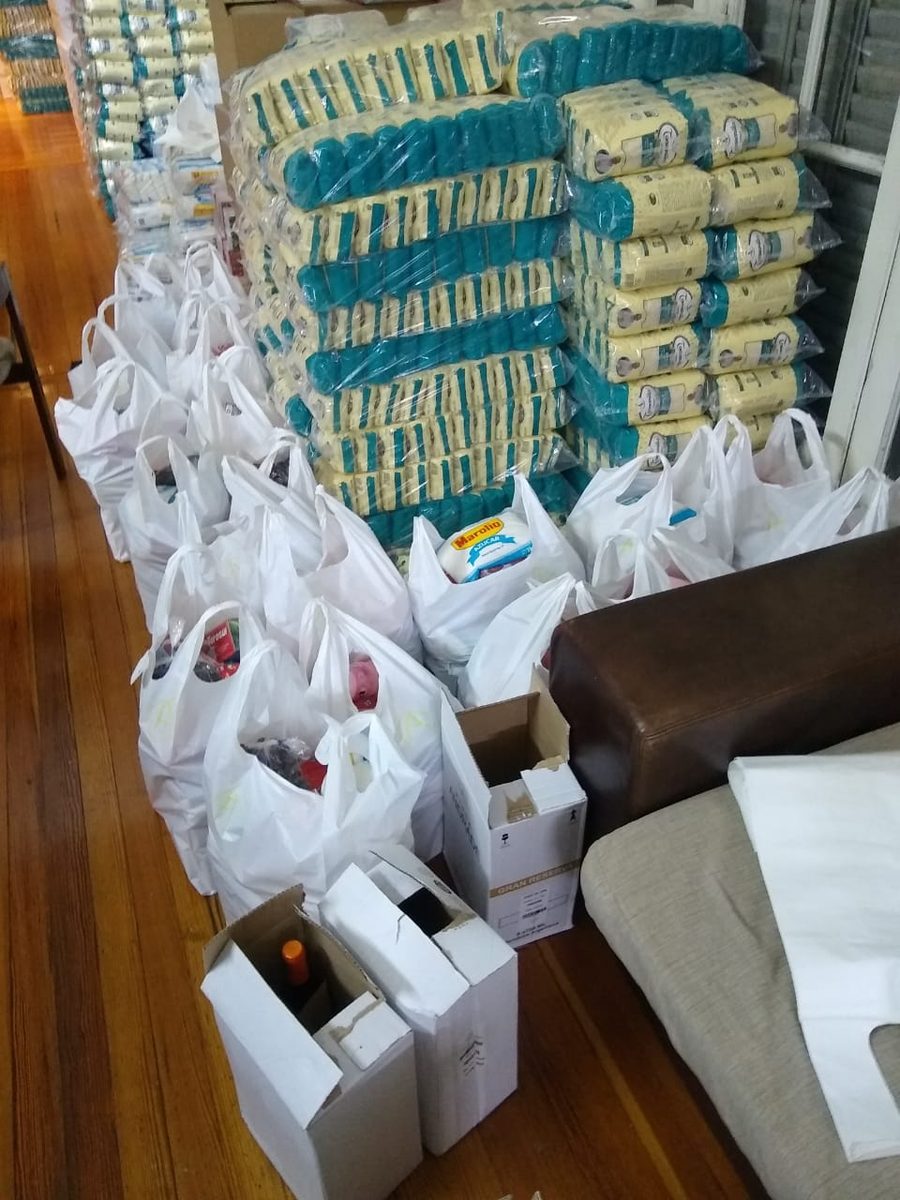 Bolsas con alimentos listas para entregar.