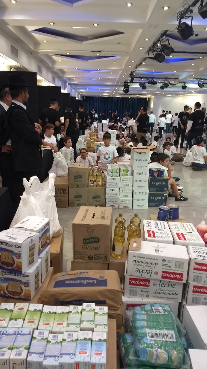 Alimentos y cajas organizados para una jornada de preparación.